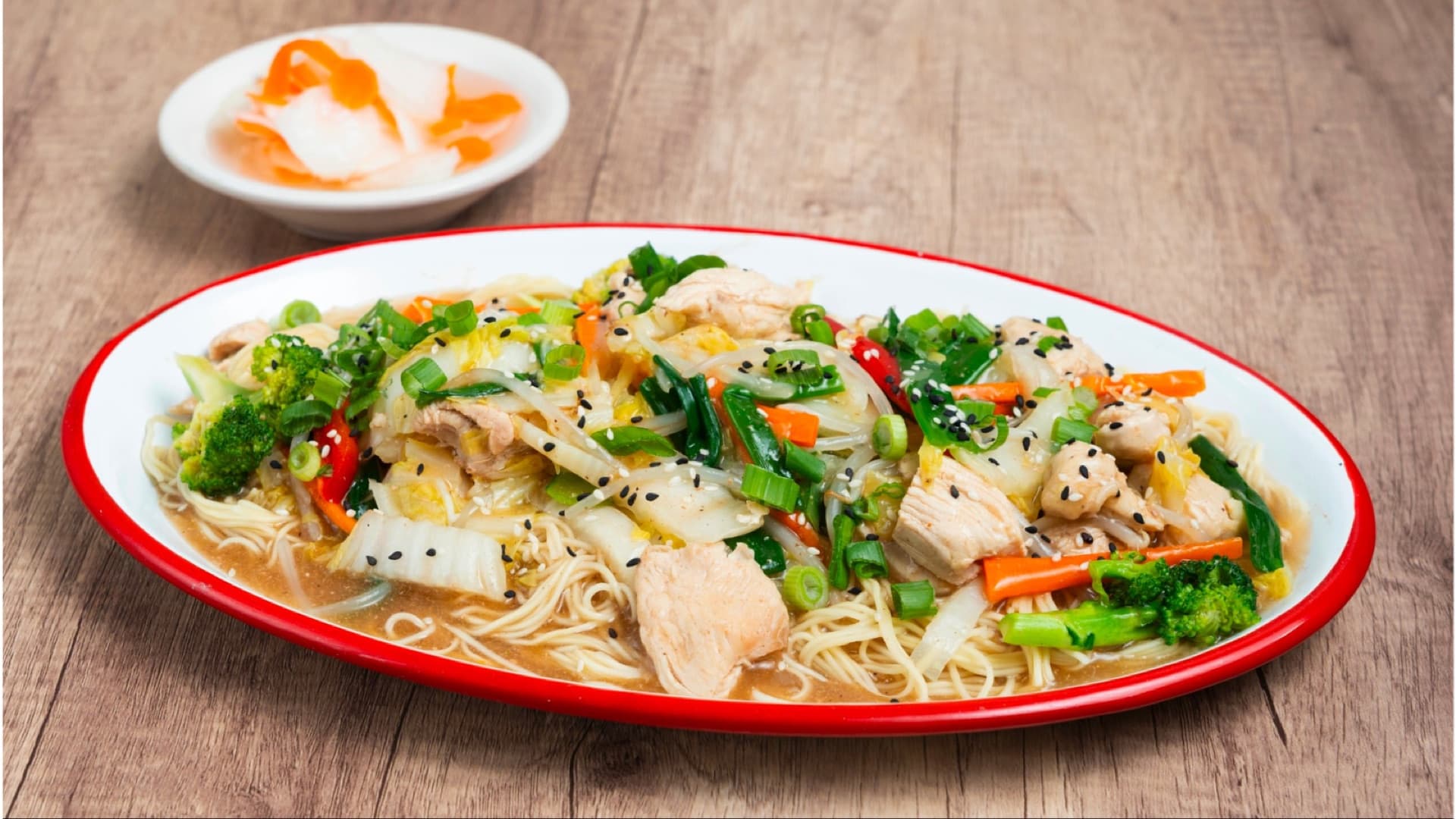 Tallarin Saltado Oriental — Peruvian stir-fried noodles with chicken and vegetables